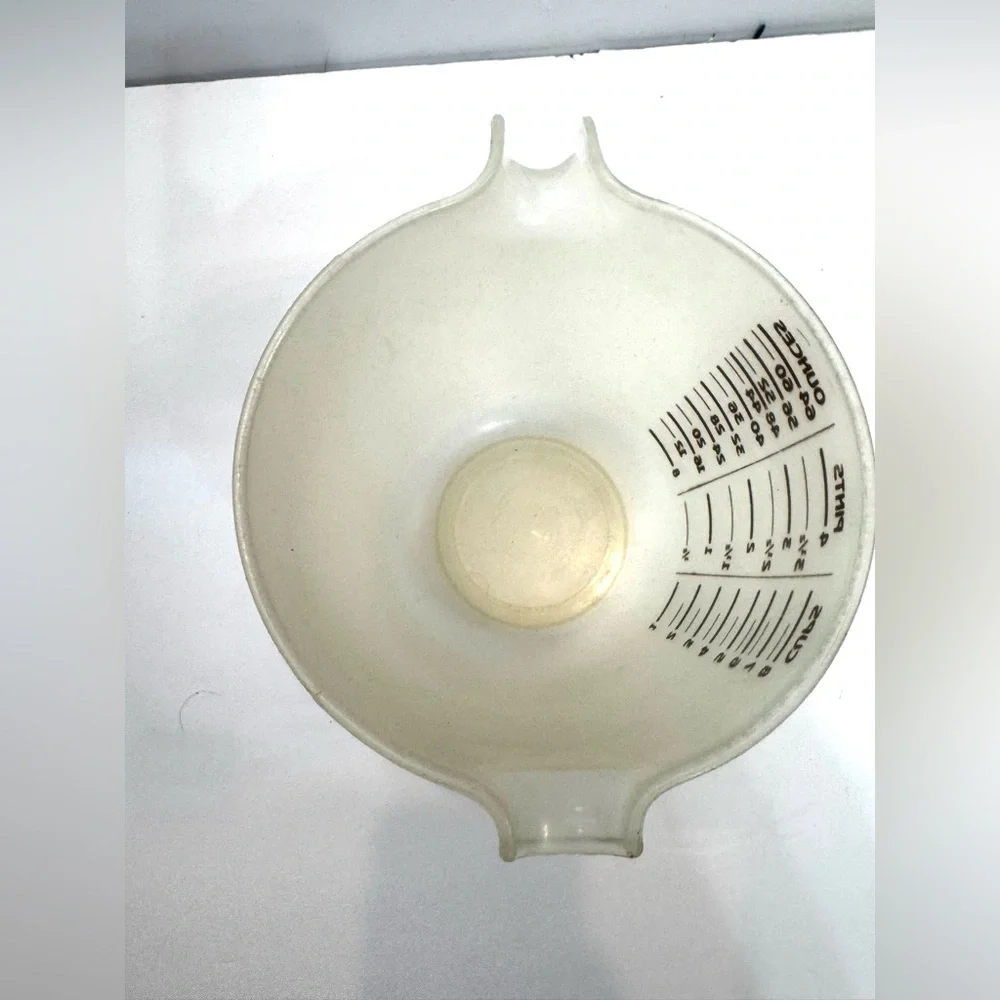 VTG 8 Cup Plastic Measuring Cup Pour Spout